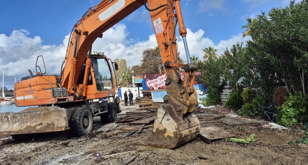 Bodrum'da plajda kaçak yapılar yıkıldı; tonozlar temizlendi