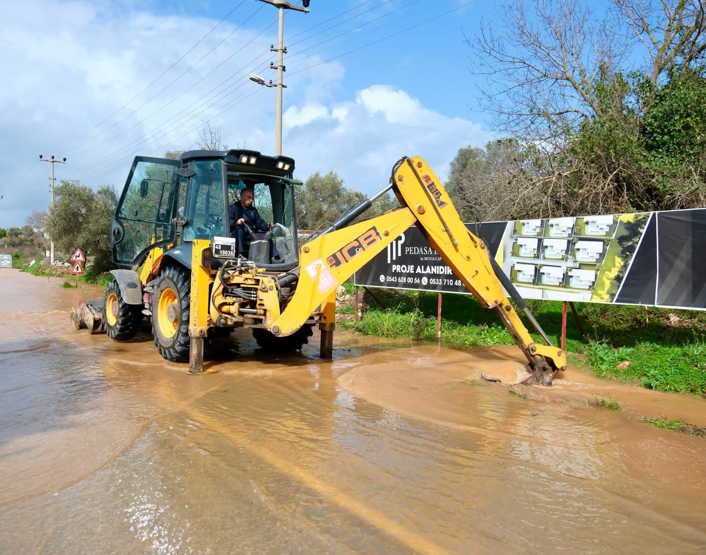 Bodrum’da Sağanak Alarmı: Yollar Kapandı, İş Yerlerini Su Bastı