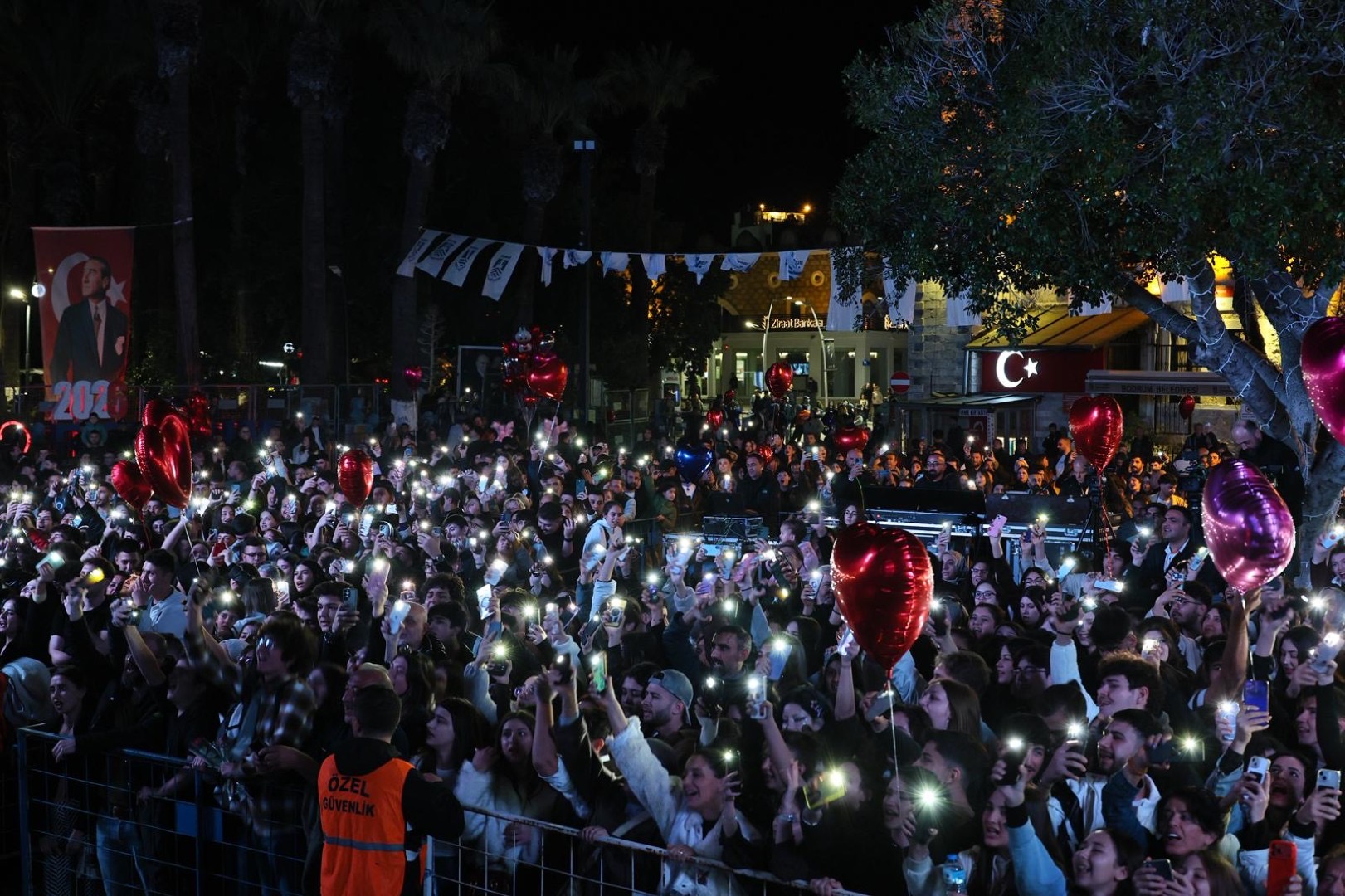 Sevgililer Günü Coşkusu: 14 Şubat Bodrum’da Fatma Turgut Konseriyle Kutlandı