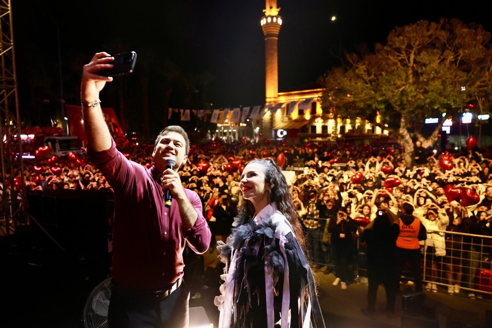 Sevgililer Günü Coşkusu: 14 Şubat Bodrum’da Fatma Turgut Konseriyle Kutlandı