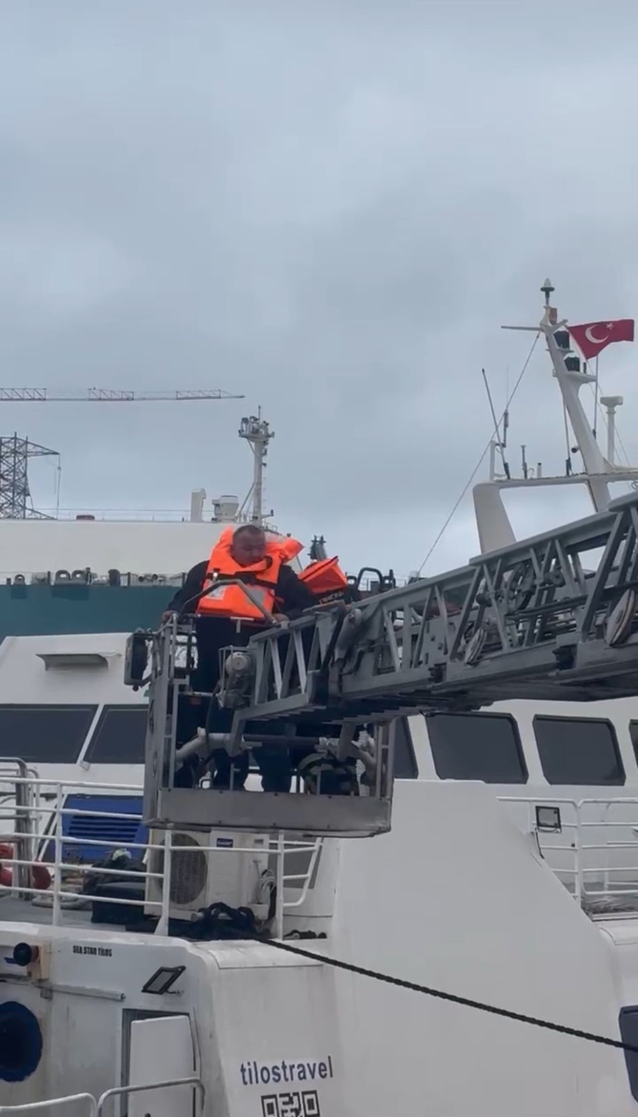 SON DAKİKA! Fırtına nedeniyle Yalova’da Tersanede Bodrum Hattında Çalışan Gemide 6 Personele Kurtarma Operasyonu!