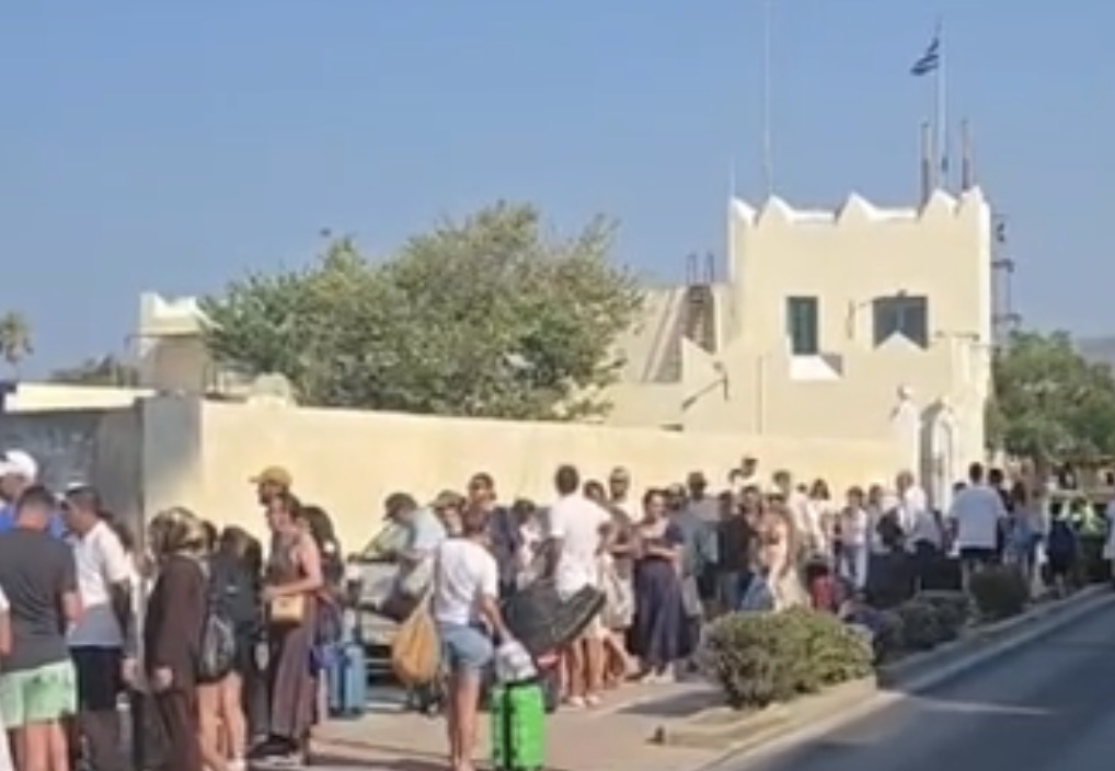 Kos’ta pasaport kontrolü çilesi! “Hangisi daha medeni?” Bodrum’dan geçen yolcu hızlı, Kos’ta kuyrukta bekliyor