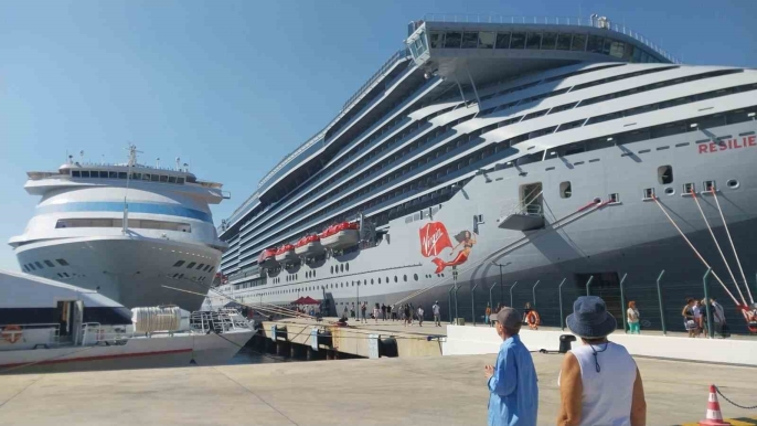 Bodrum'a iki kruvaziyer gemisiyle binlerce turist geldi