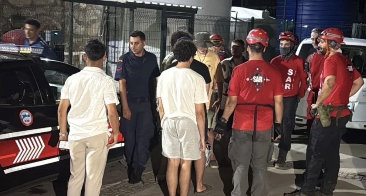 Bodrum'da Akvaryum Koyu dönüşü mahsur kalan 5 genç kurtarıldı