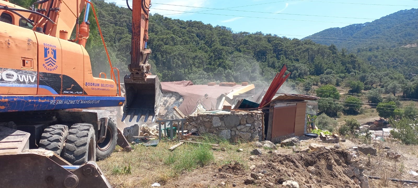 Bodrum’da bir meradaki kaçak bina ve eklentiler yıkıldı