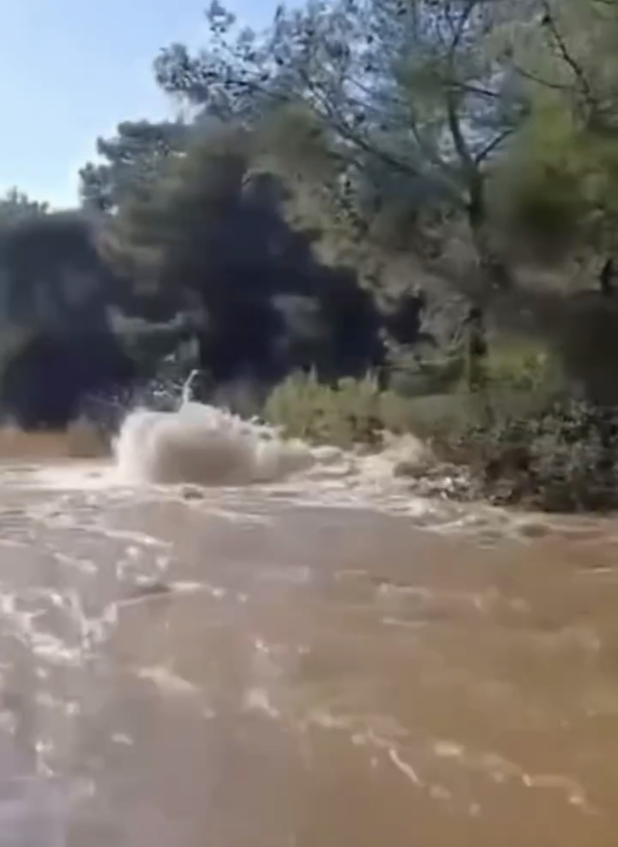 MUSKİ yine gündemde: Tonlarca su yola aktı, araç zarar gördü