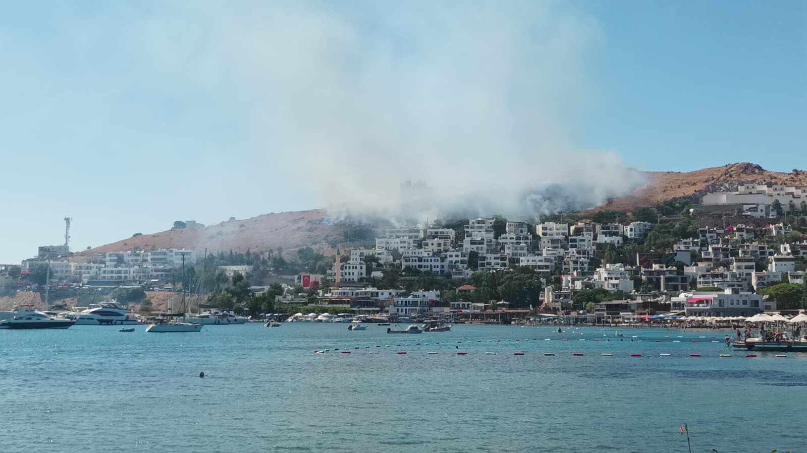 Bodrum Akyarlar alevlere teslim! Ekipler havadan müdahale ediyor
