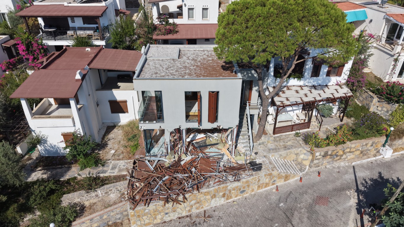 Bitez Aktur tatil sitesindeki kaçak yapı yıkıldı