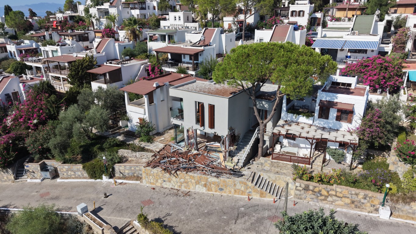 Bitez Aktur tatil sitesindeki kaçak yapı yıkıldı