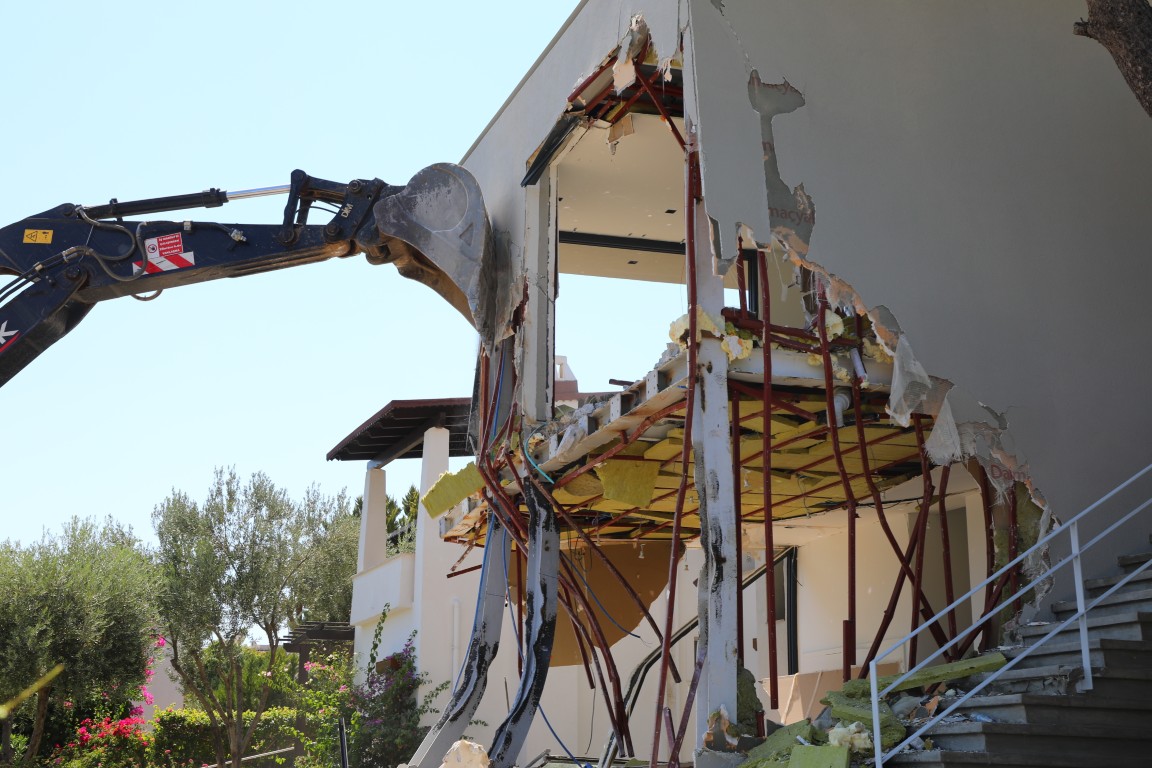 Bitez Aktur tatil sitesindeki kaçak yapı yıkıldı