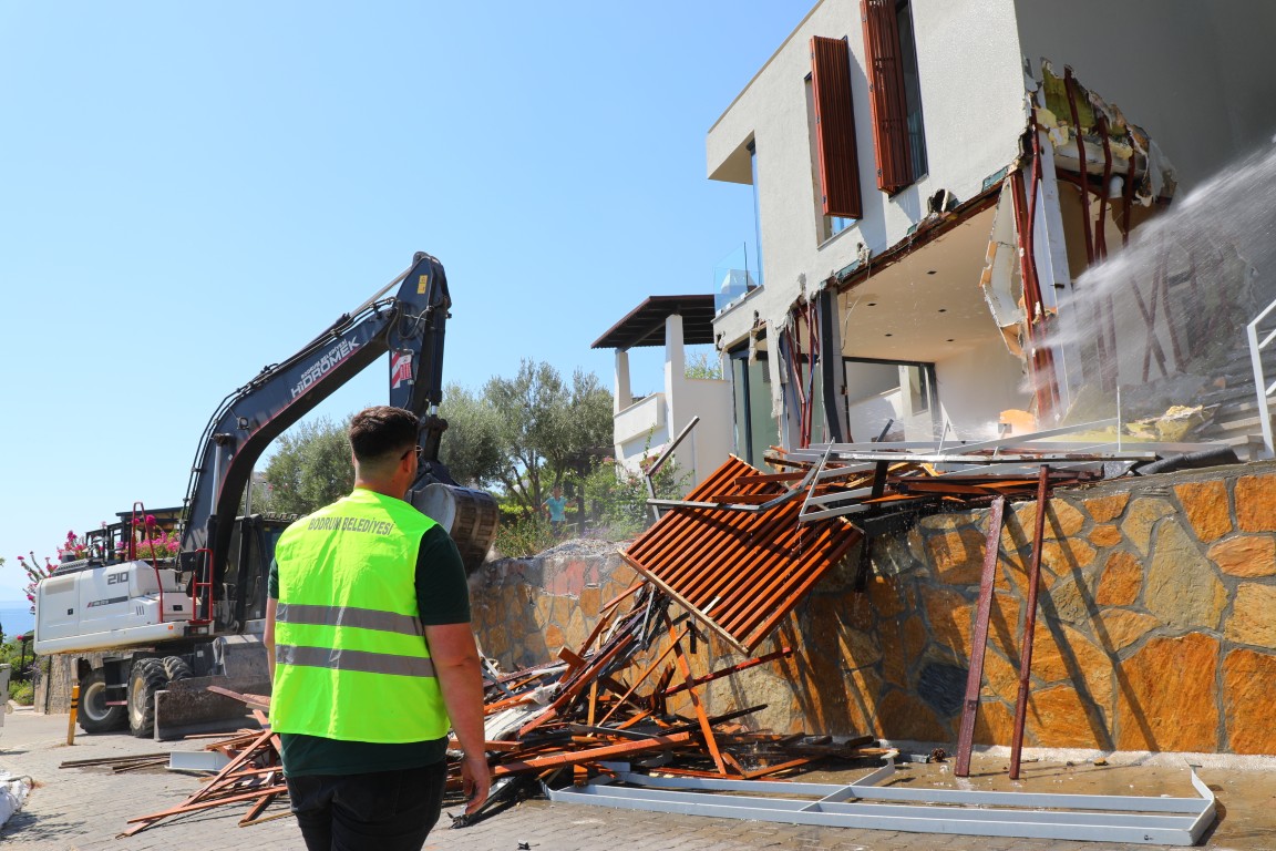 Bitez Aktur tatil sitesindeki kaçak yapı yıkıldı