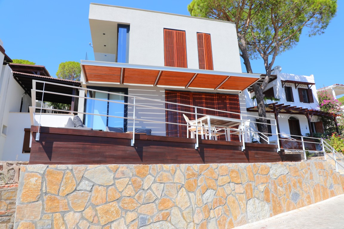 Bitez Aktur tatil sitesindeki kaçak yapı yıkıldı