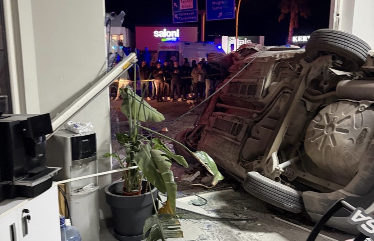 Bodrum'da feci kaza: Kontrolden çıkan otomobil iş yerine daldı