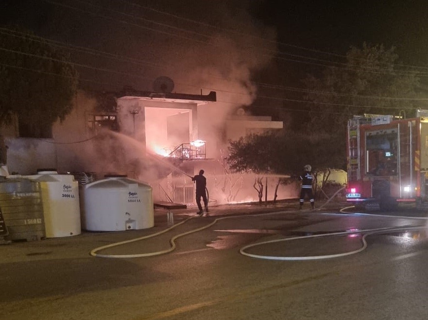 Ortakent’te iki katlı bina, alevlere teslim oldu