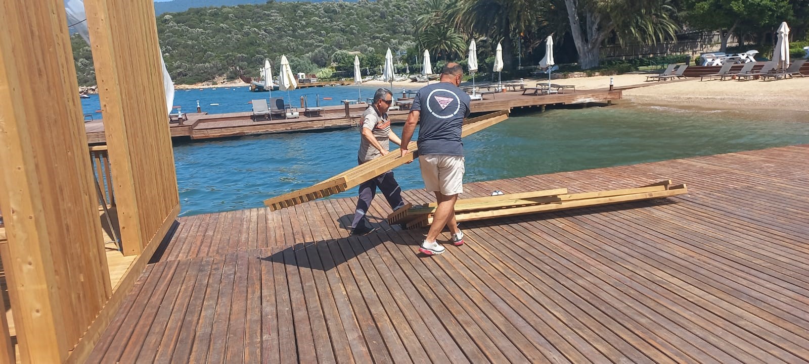 Bodrum’da iskele üzerindeki kaçak ahşap loca kaldırıldı