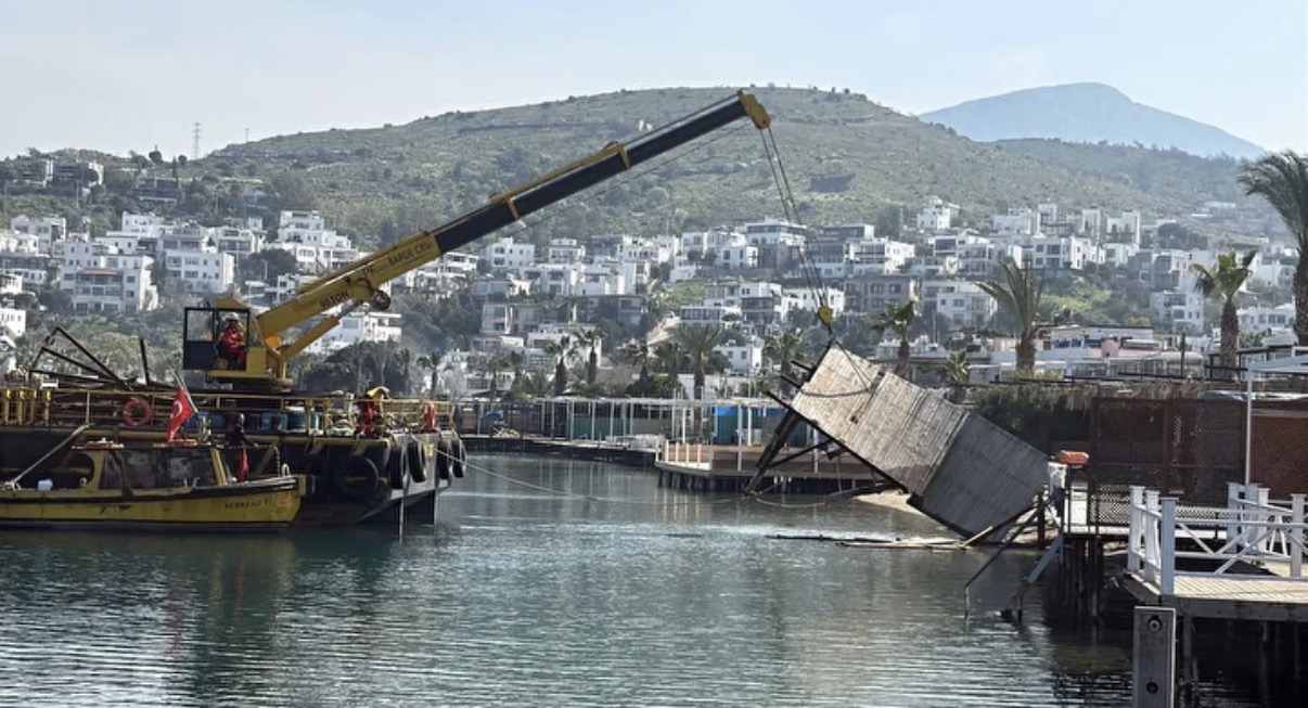 'Kaçak iskele' operasyonu: Bodrum'da sosyetenin gözbebeği iskeleler yıkıldı