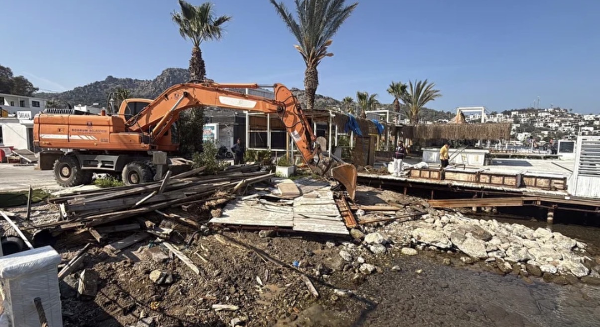 'Kaçak iskele' operasyonu: Bodrum'da sosyetenin gözbebeği iskeleler yıkıldı