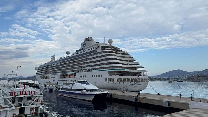 Bahama bayraklı 'Crystal Serenity' isimli yolcu gemisi, Bodrum'a geldi
