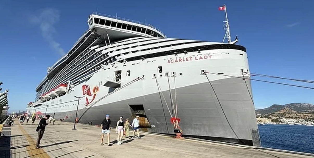'Scarlet Lady' Bodrum'da! 2 bin 637 turist getirdi