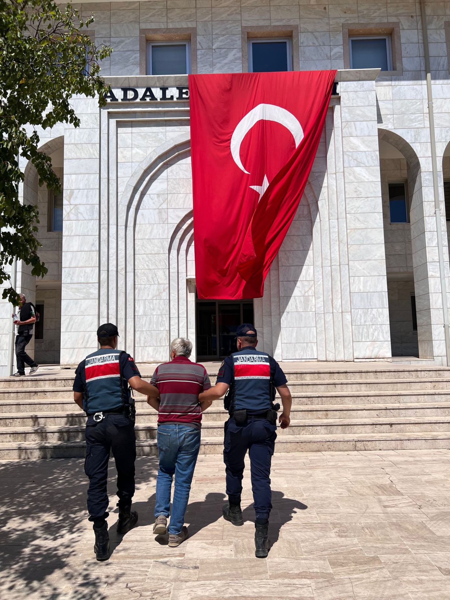 Kundakçı, 160 hektar alanı torpille yakmış!