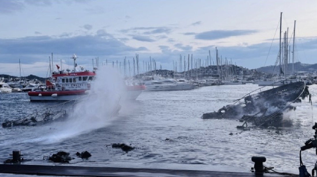 Bodrum Yalıkavak'ta motoryat yangını: 7 lüks tekne sulara gömüldü