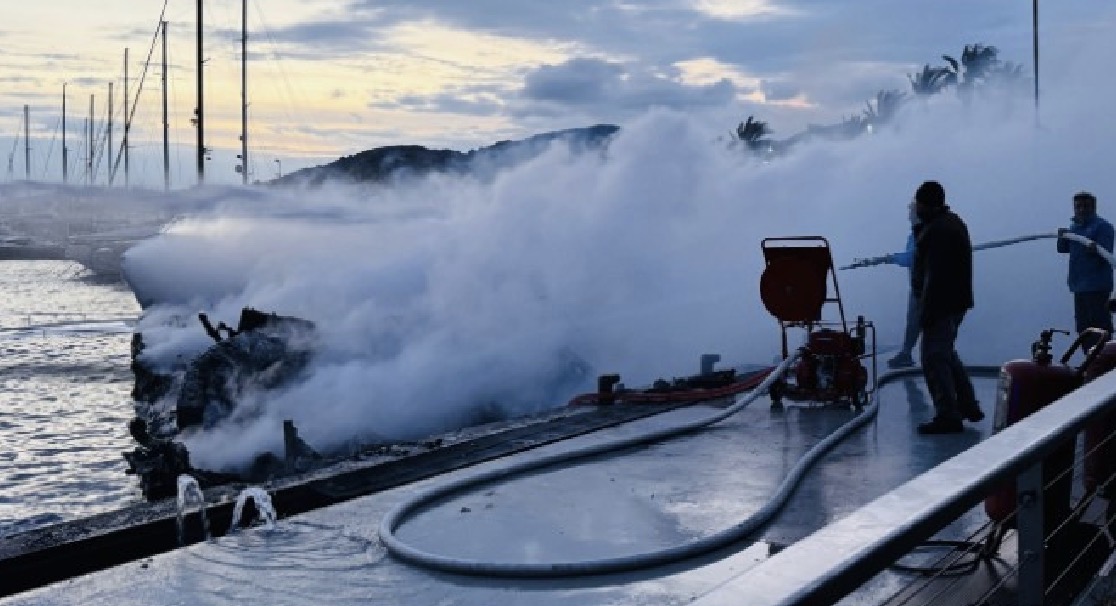 Bodrum Yalıkavak'ta motoryat yangını: 7 lüks tekne sulara gömüldü