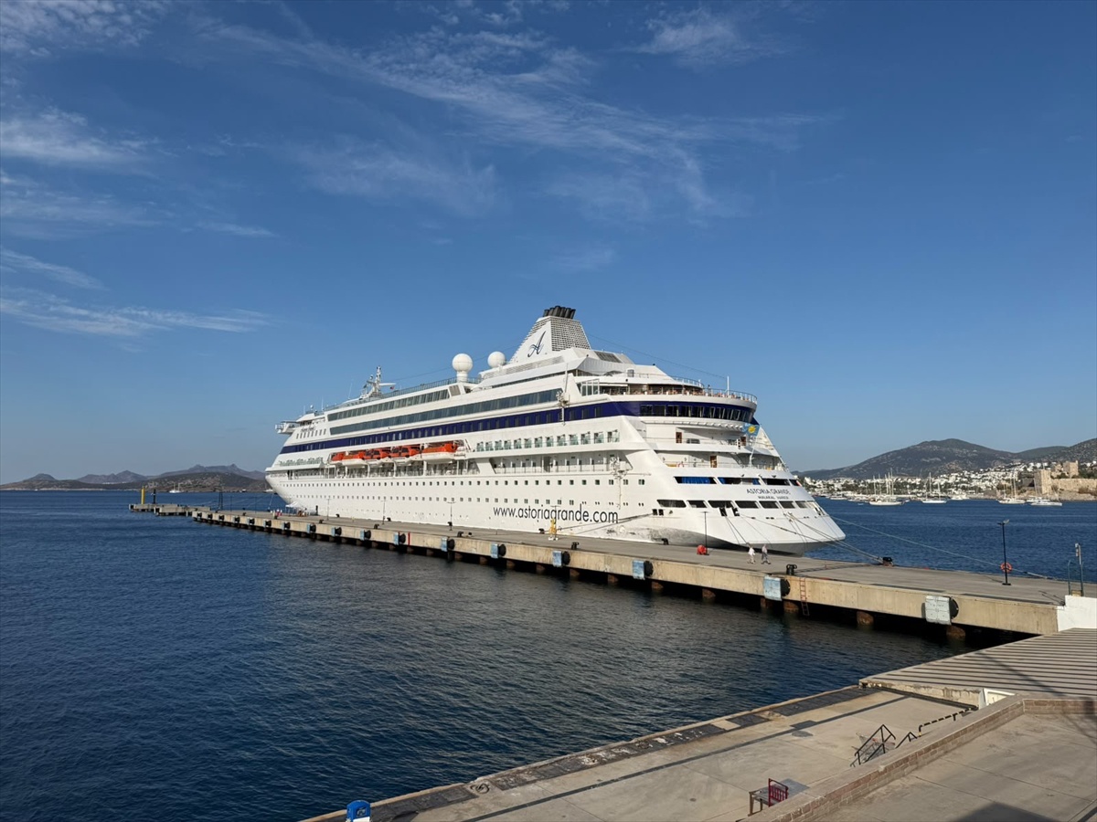 Astoria Grande kruvaziyeri, 365 yolcu ve 350 mürettebatla Bodrum'a ulaştı