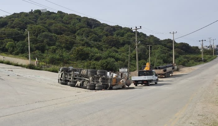 Bodrum’da Rampada Geri Kayan Beton Mikseri Devrildi