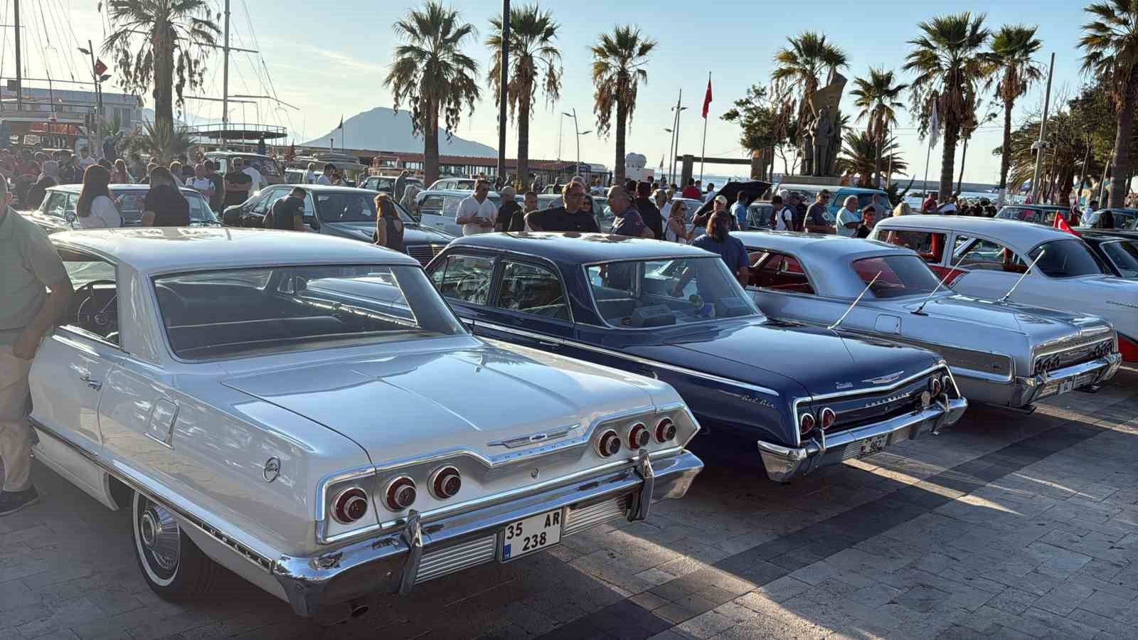 Bodrum’da klasik otomobiller nostalji rüzgarı estirdi
