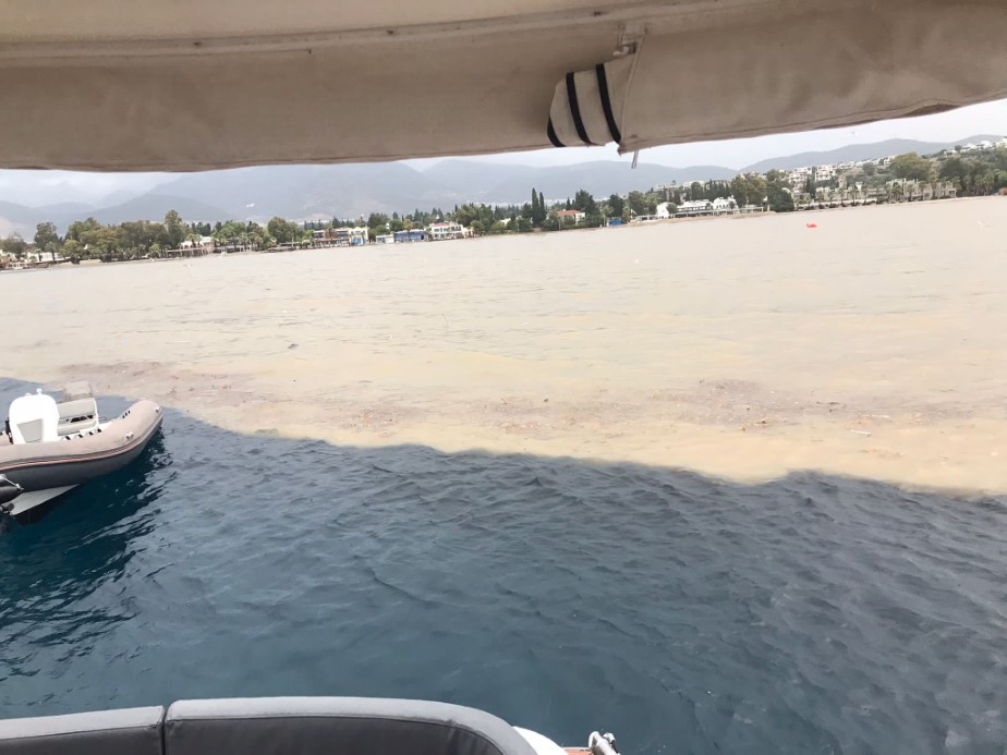 İzmir ve Muğla'yı sağanak vurdu! Bodrum'da denizin rengi değişti, Foça sular altında kaldı