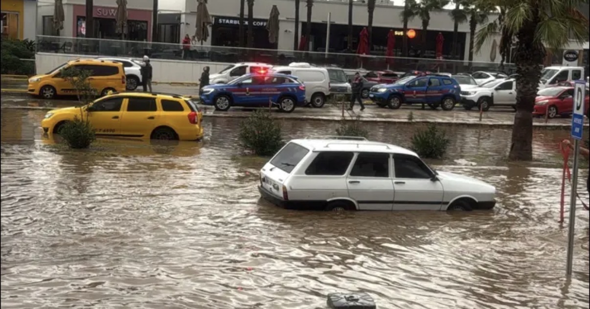 Bodrum'u yağışa teslim! Yollar suyla doldu, araçlar mahsur kaldı… 