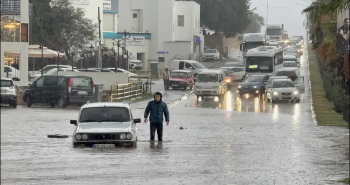 Bodrum'u yağışa teslim! Yollar suyla doldu, araçlar mahsur kaldı… 