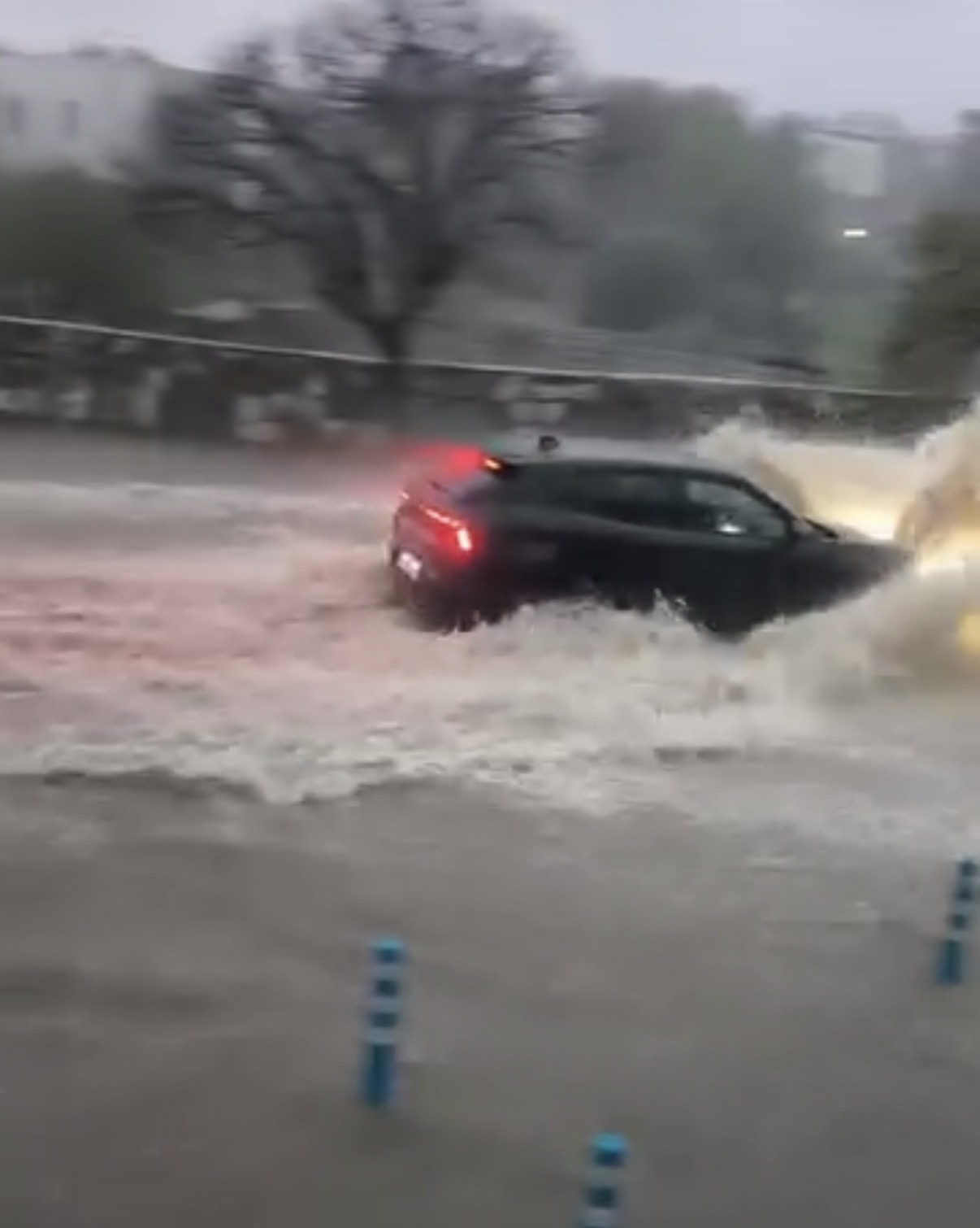 Bodrum'u yağışa teslim! Yollar suyla doldu, araçlar mahsur kaldı… 