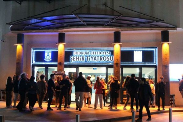 Bodrum Şehir Tiyatrosu sezonu ‘Cambazın Cenazesi’ ile kapattı