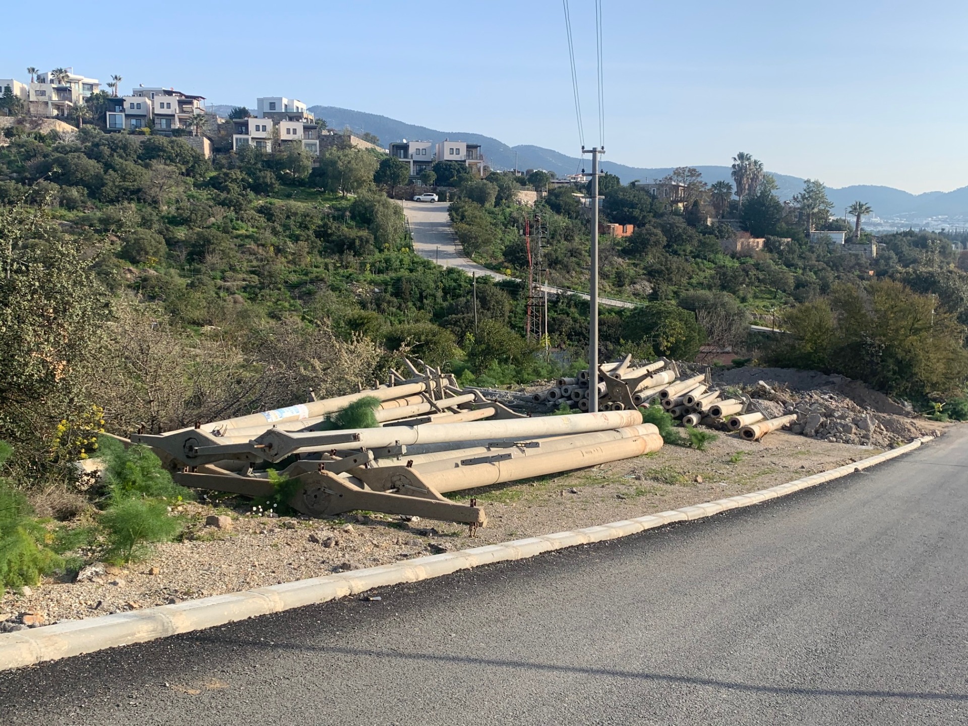 BİTEZ'DE YOL ve ALT YAPI FİYASKOSU