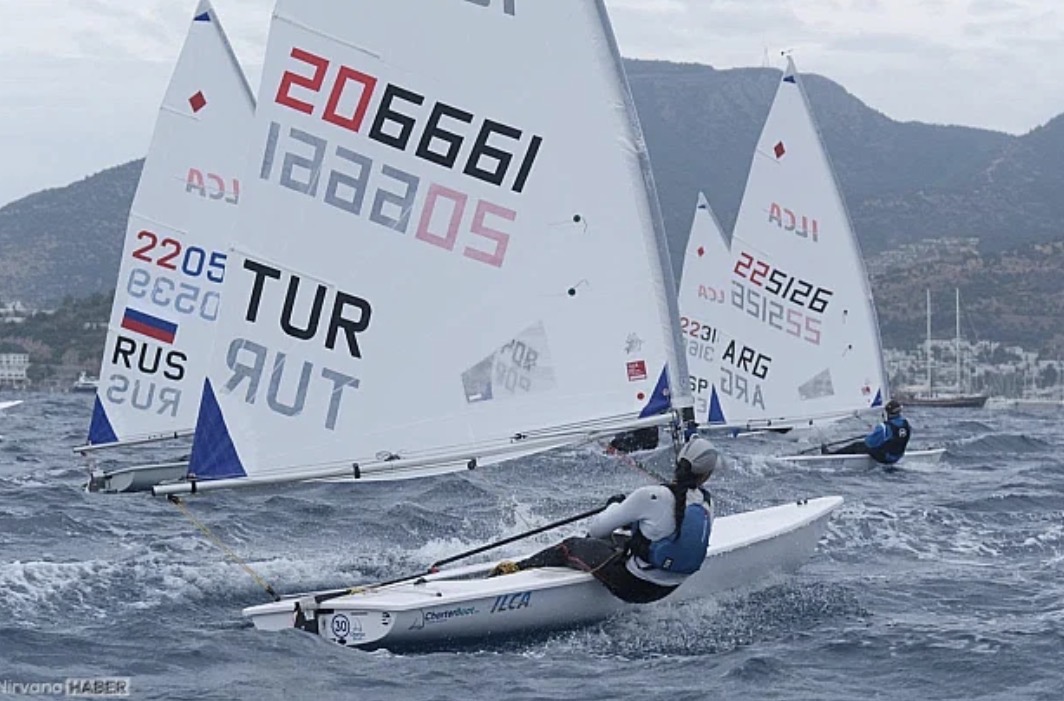 Genç yelkenciler fırtına ve yıldırımlara meydan okudu