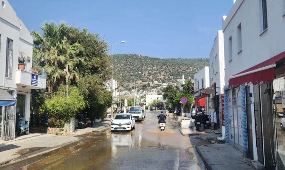 Su Borusu Patladı, Cadde Göle Döndü: Trafik Durma Noktasına Geldi