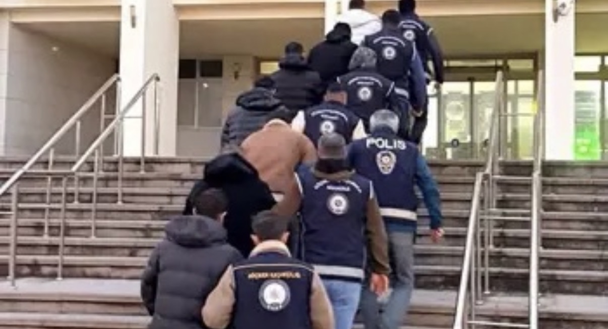 Bodrum'da kaçak göçmen çetesi çökertildi: 3 tutuklama