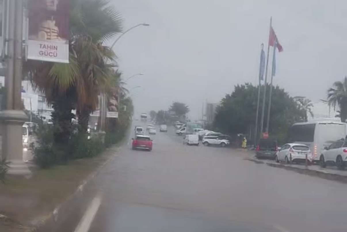 Bodrum’da Yağış Sürücülere Zor Anlar Yaşattı