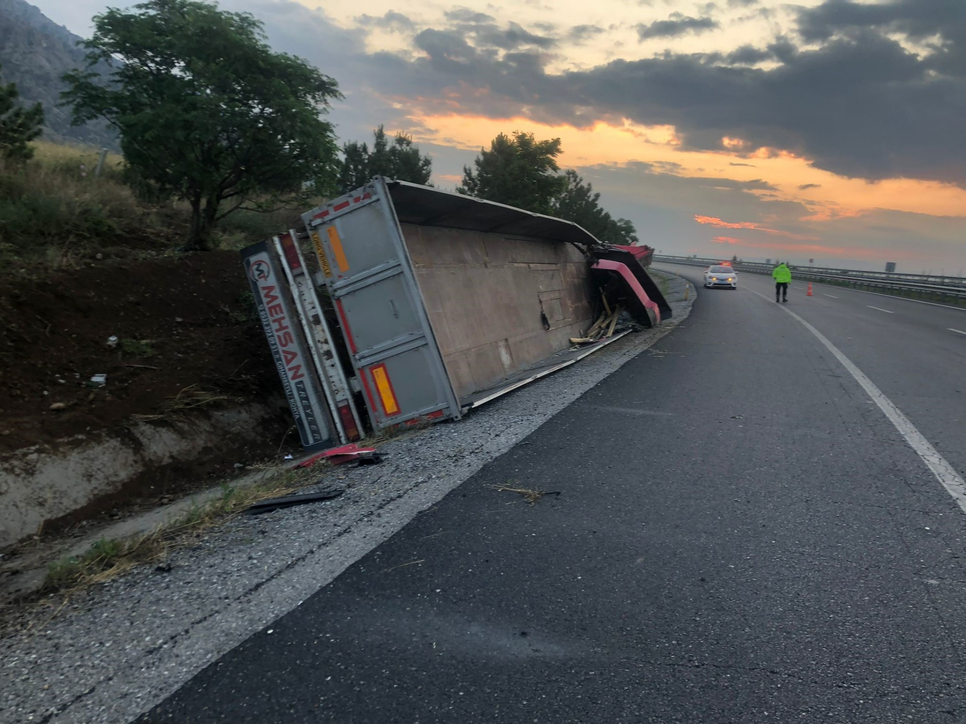 Karşı şeride geçen tır, Bodrum otobüsü ile kafa kafaya çarpıştı: 2 ölü, 6’sı ağır 20 yaralı