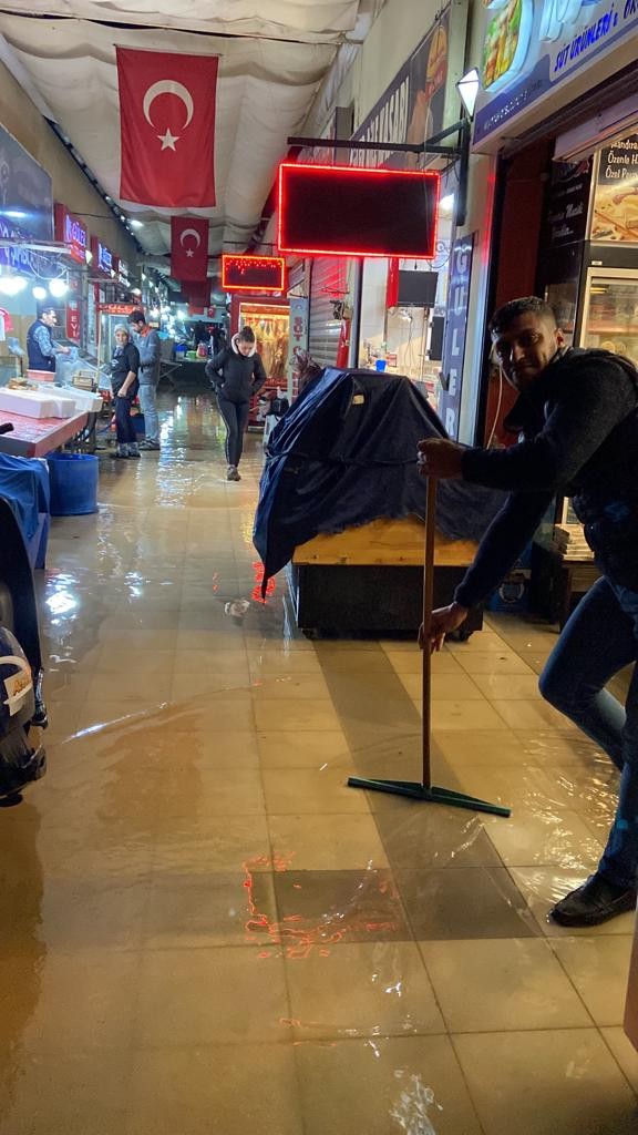 Milas'ta şiddetli yağış semt pazarını sular altında bıraktı