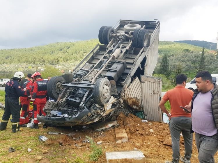 Milas'ta trafik kazası: 1'i ağır 2 yaralı