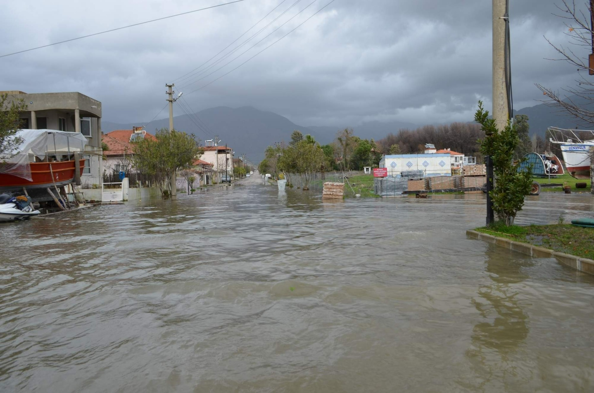 Muğla ve çevresinde sağanak yağış, dolu ve ani sel uyarısı!