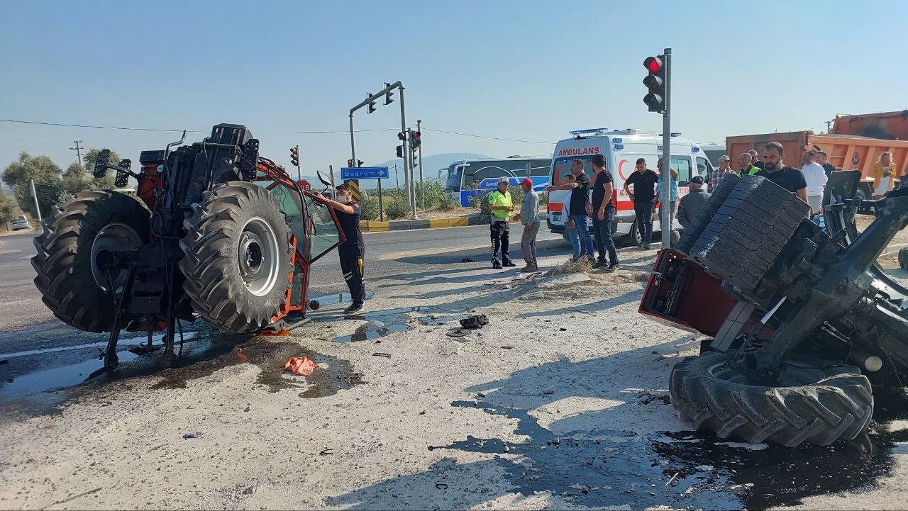Ortalığın savaş alanına döndüğü kazada traktör ikiye bölündü