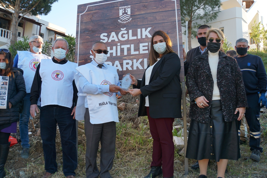 SAĞLIK ŞEHİTLERİ ANISINA FİDANLAR TOPRAKLA BULUŞTU