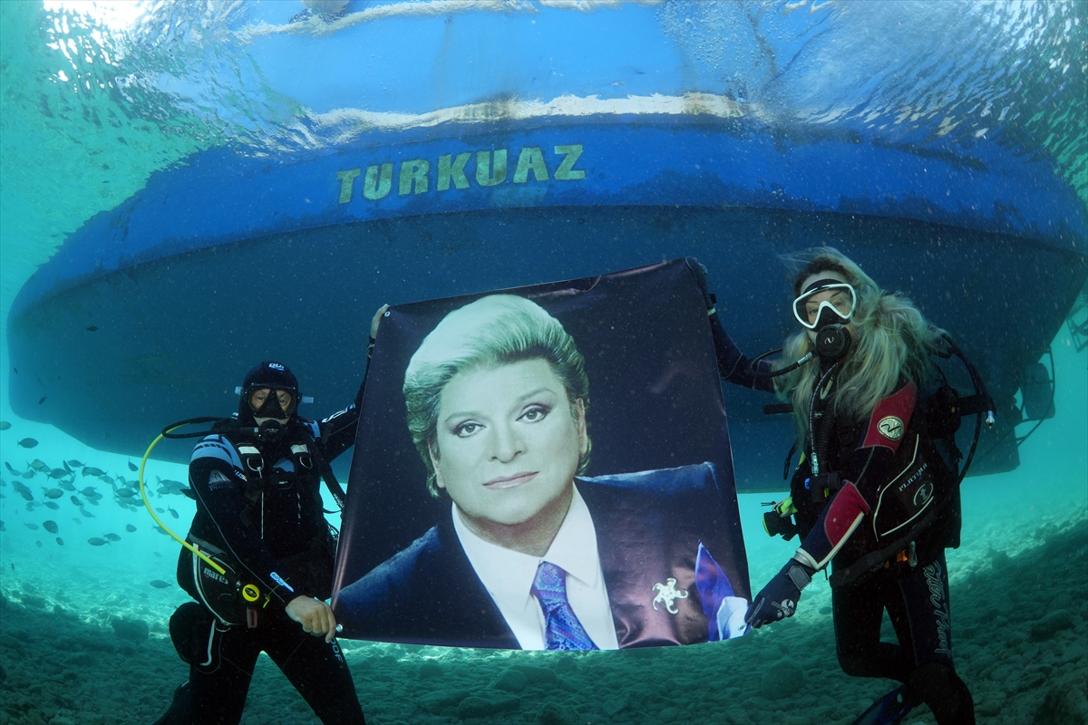 Bodrumlu dalgıçlar Sanat Güneşi Zeki Müren'e sualtında andı