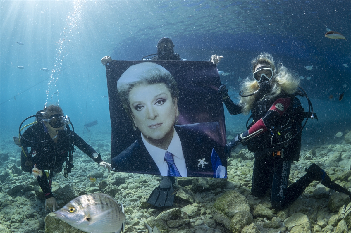 Bodrumlu dalgıçlar Sanat Güneşi Zeki Müren'e sualtında andı