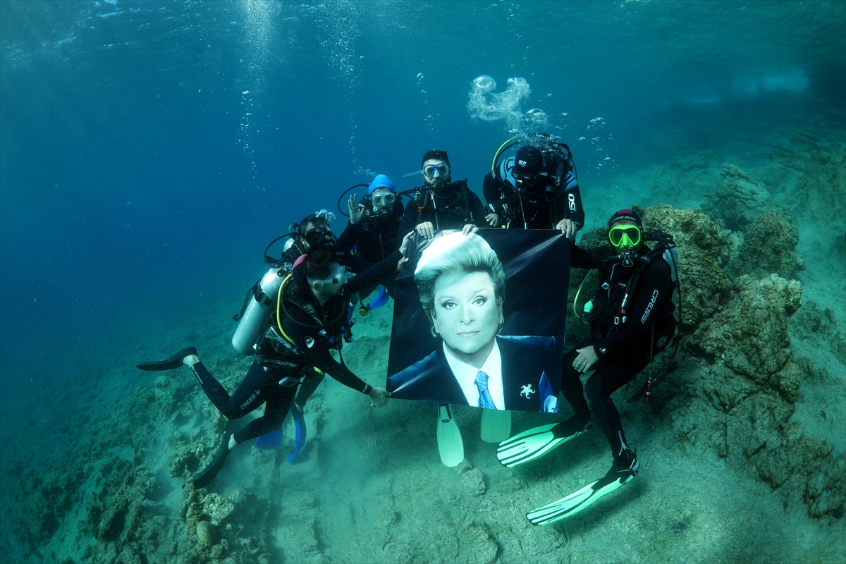 Bodrumlu dalgıçlar Sanat Güneşi Zeki Müren'e sualtında andı