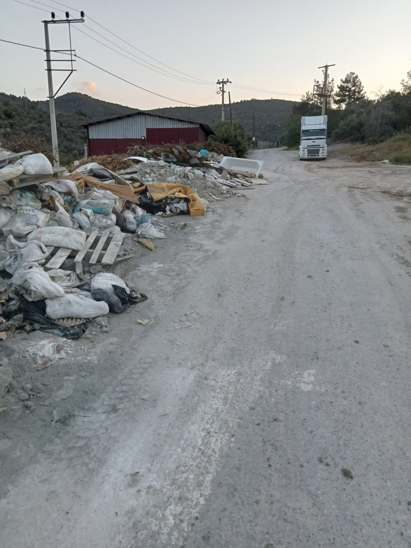 Güllük'teki çöp ve moloz yığınları vatandaşı isyan ettirdi 