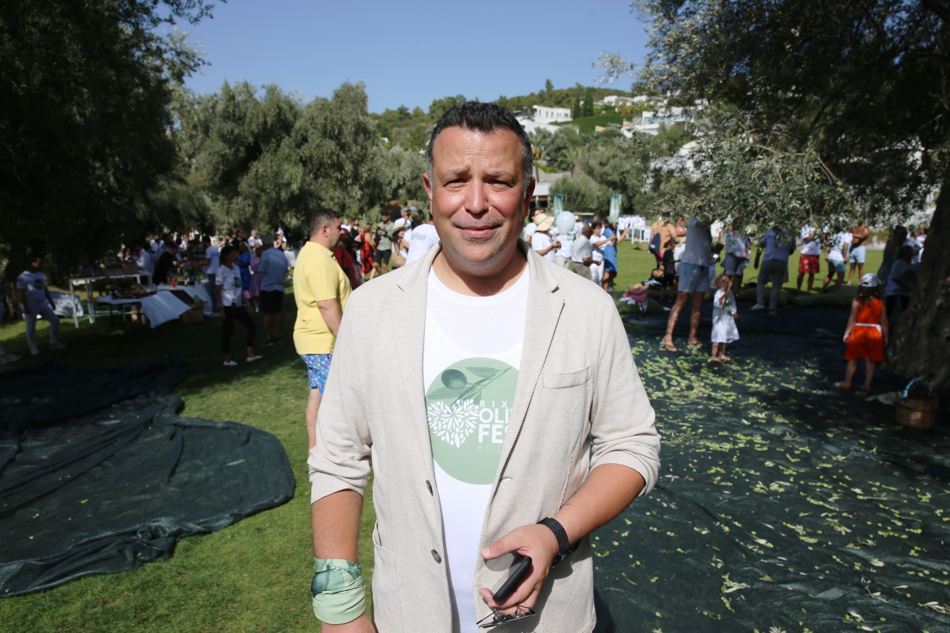 Turistler tatili bırakıp zeytin topladı